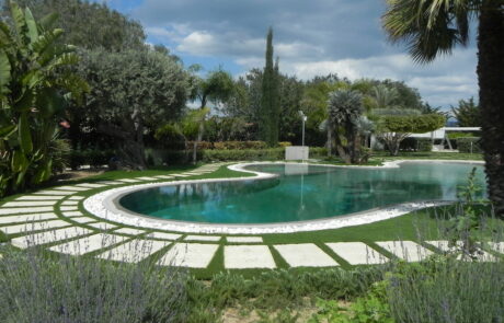 Prato sintetico giardino bordo piscina